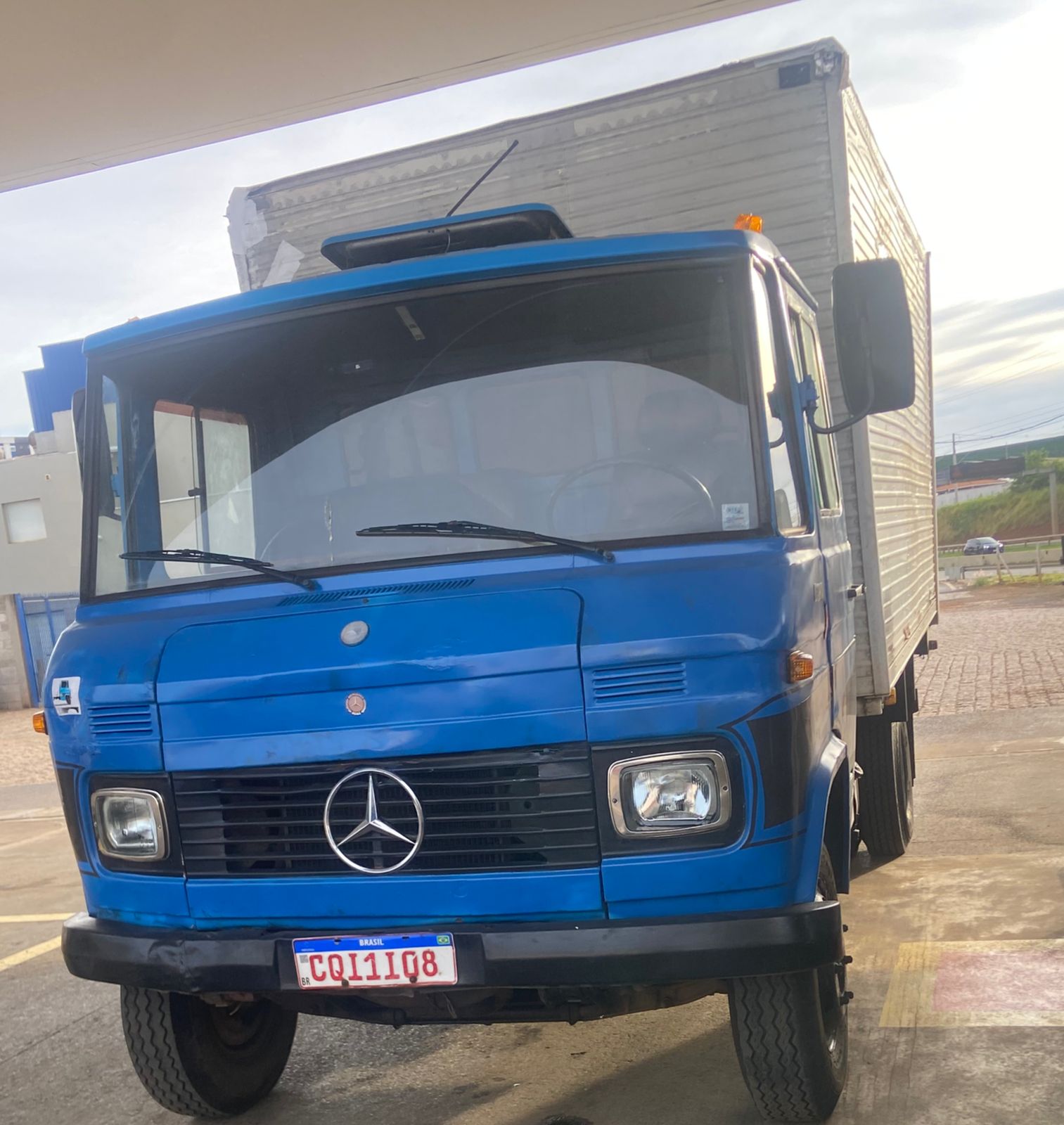 Caminhão Baú 3/4 da GB Transporte Express